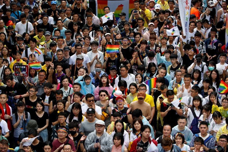 Während das Parlament über das neue Gesetz abstimmte, demonstrierten Tausende auf den Straßen Taipehs für die gleichgeschlechtliche Ehe
