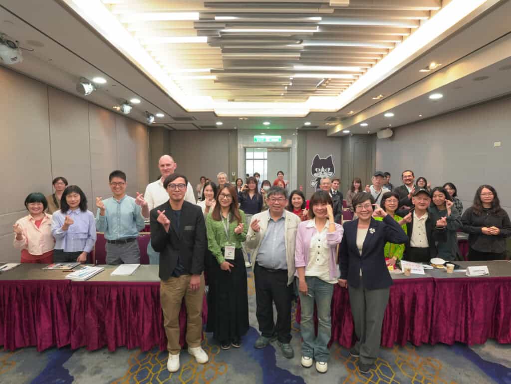 前排左起MyGoPen總編審葉子揚、查核中心總編輯陳偉婷、社區大學全促會秘書長楊志彬、南洋姐妹會秘書長陳雪慧、查核中心執行長邱家宜（攝影：蔡東棧）