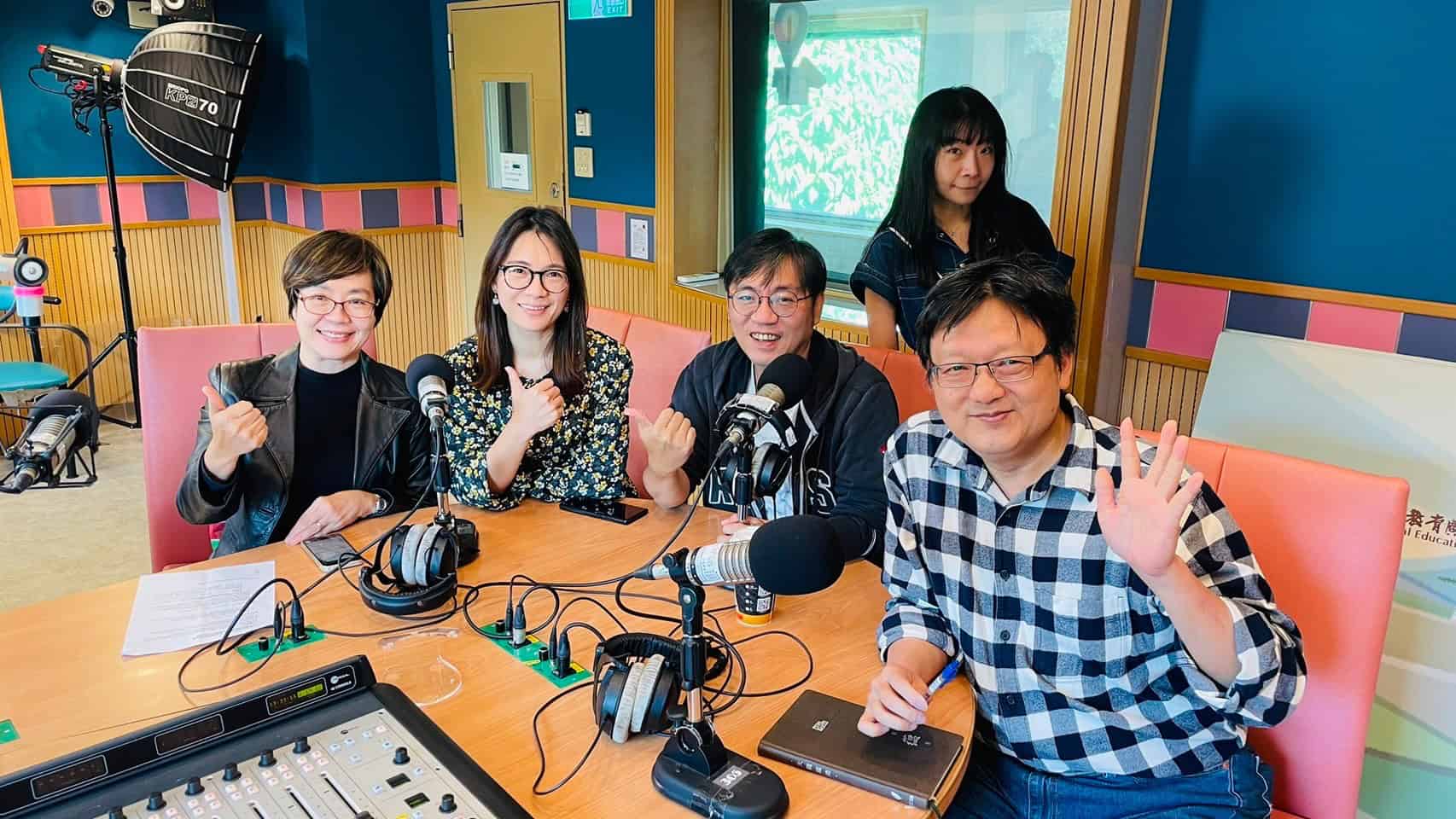 台灣事實查核聯盟成員代表2024年12月上Podcast節目談聯盟成立緣起。照片中由左至右：台灣事實查核中心執行長邱家宜、總編輯陳偉婷、MyGoPen專案經理Robin Lee、Cofacts共同創辦人Billion Lee、與亞洲事實查核實驗室主任李志德。（蔡東棧／攝影）