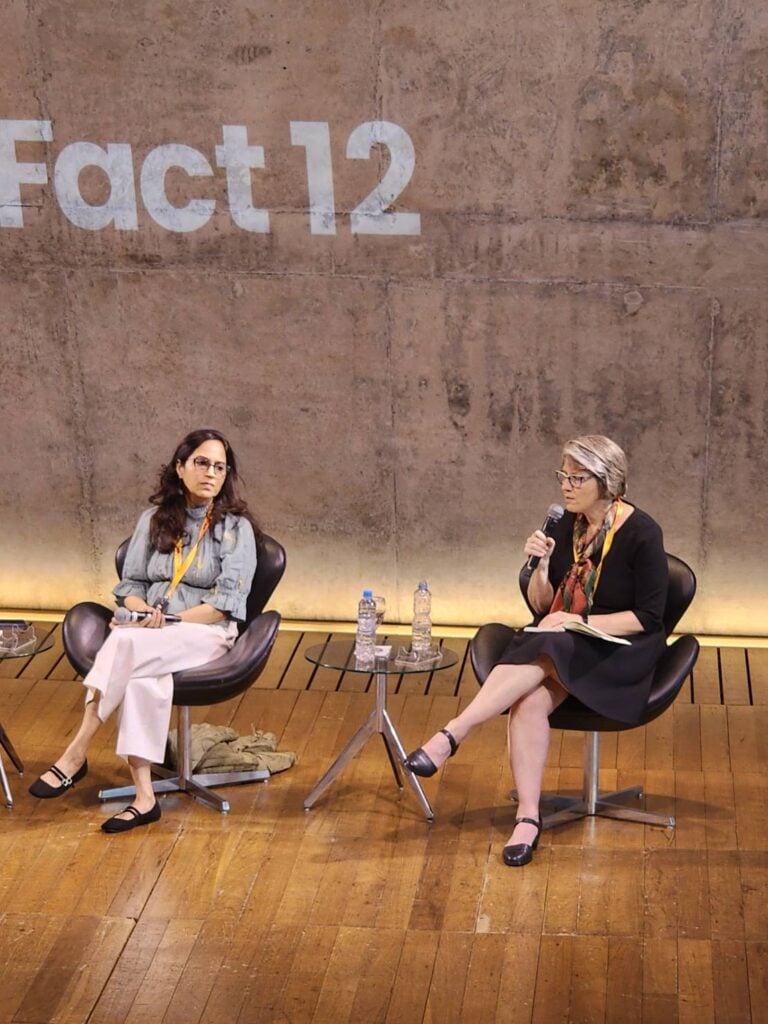 國際事實查核聯盟總監Angie Holan(右)、印度查核組織Quint主編Ritu Kapur(左)6月25日討論關於事實查核面對的攻擊。攝影/陳偉婷