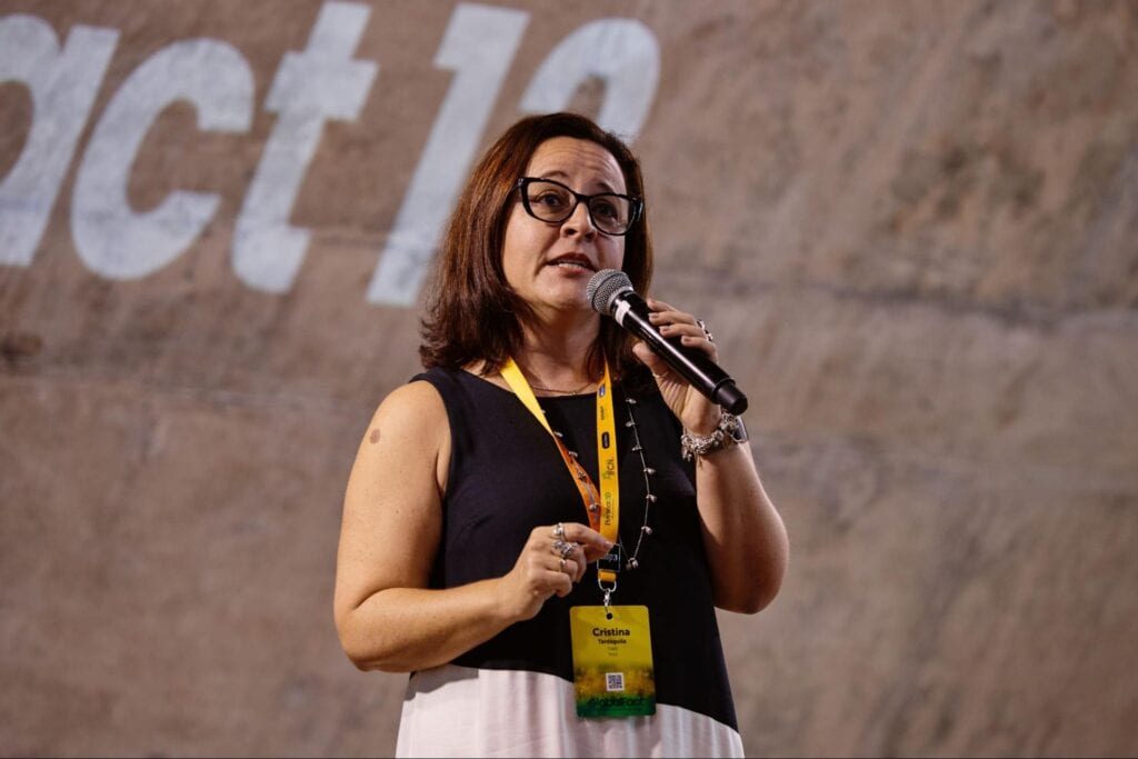 巴西查核組織Lupa創辦人Cristina Tardáguila 6月27日在巴西事實查核峰會舞台上發布了由她領銜的全球事實查核AI合作項目「全球事實聊天機器人」(Global Fact Chat Bot)。Poynter/Andressa Guerra