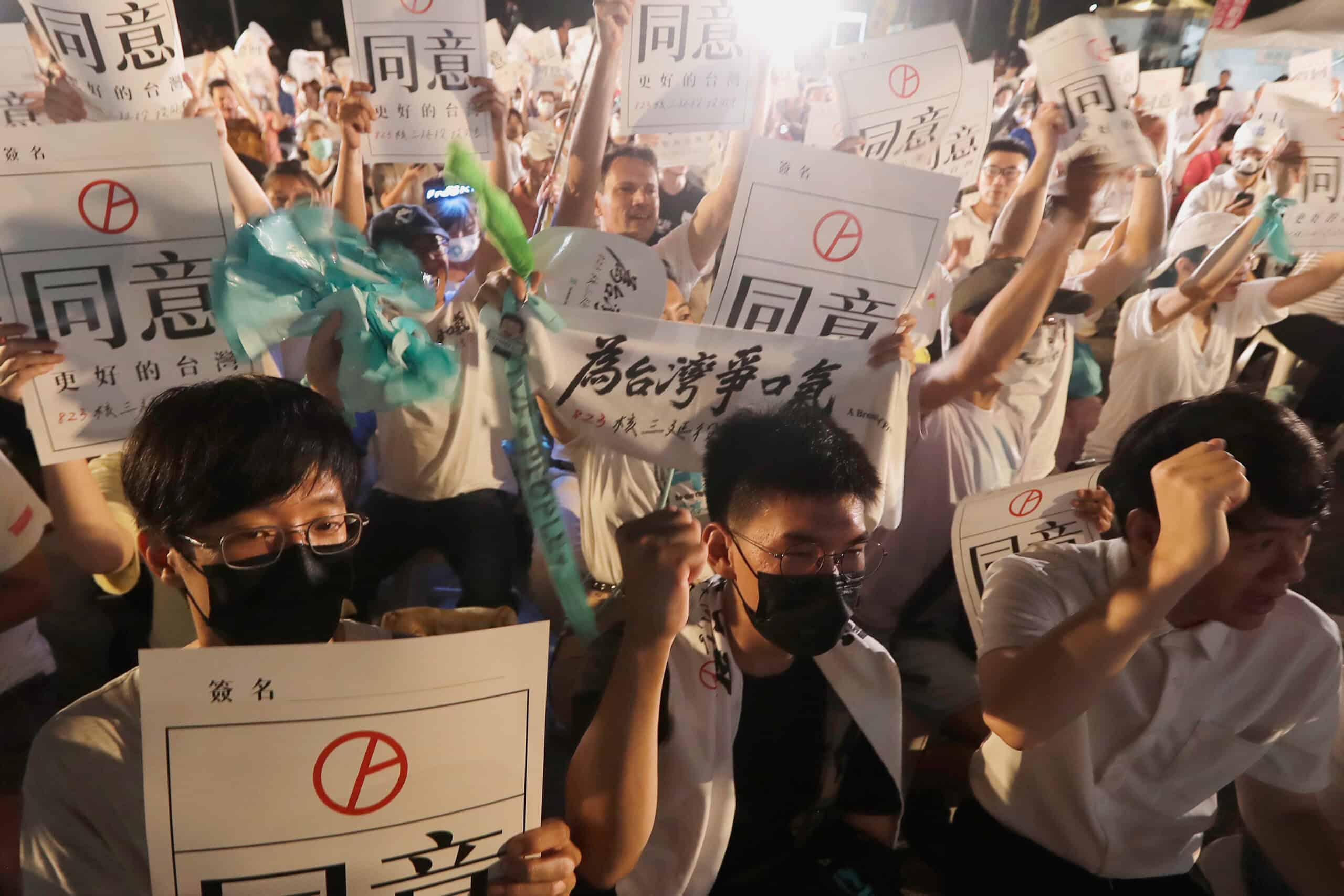 2025年8月22日星期五，有台北的民眾舉著「同意」標語，支持核三廠延役公投 (Top Image/ AP Photo/Chiang Ying-ying)