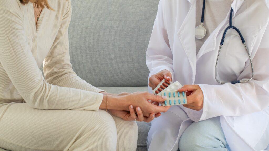 專家指出，由於人們「感性腦」的驅動速度往往快於「理性腦」，閱聽人容易一步步踏入AI影片的虛構情境之中（Canva示意圖）