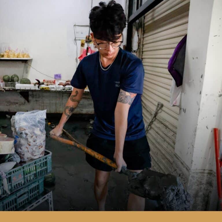 協助救災後發燒、有傳染病?  「鏟子超人」災區防護指南 