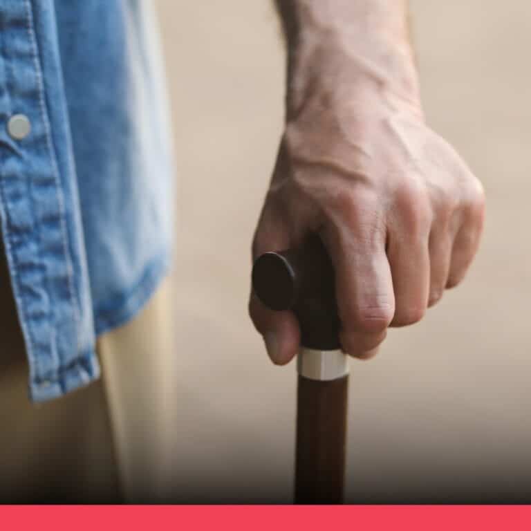 中低收入老人生活津貼須符合收入與資產條件，僅能與勞保及國民年金的老年年金併領