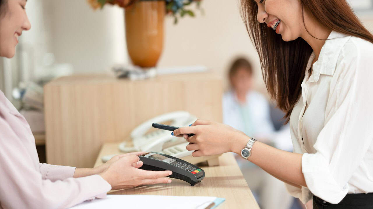 「電子支付」綁定信用卡或銀行存款帳戶，皆是現今常見的支付方式（Canva示意圖）