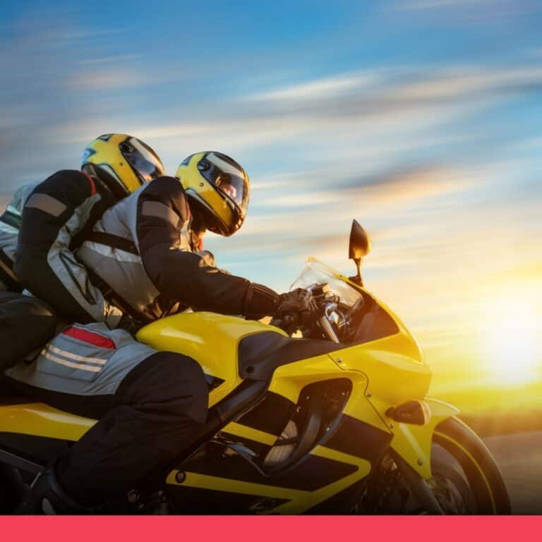 「機車後座乘客環抱駕駛」並不違法、不會被開罰