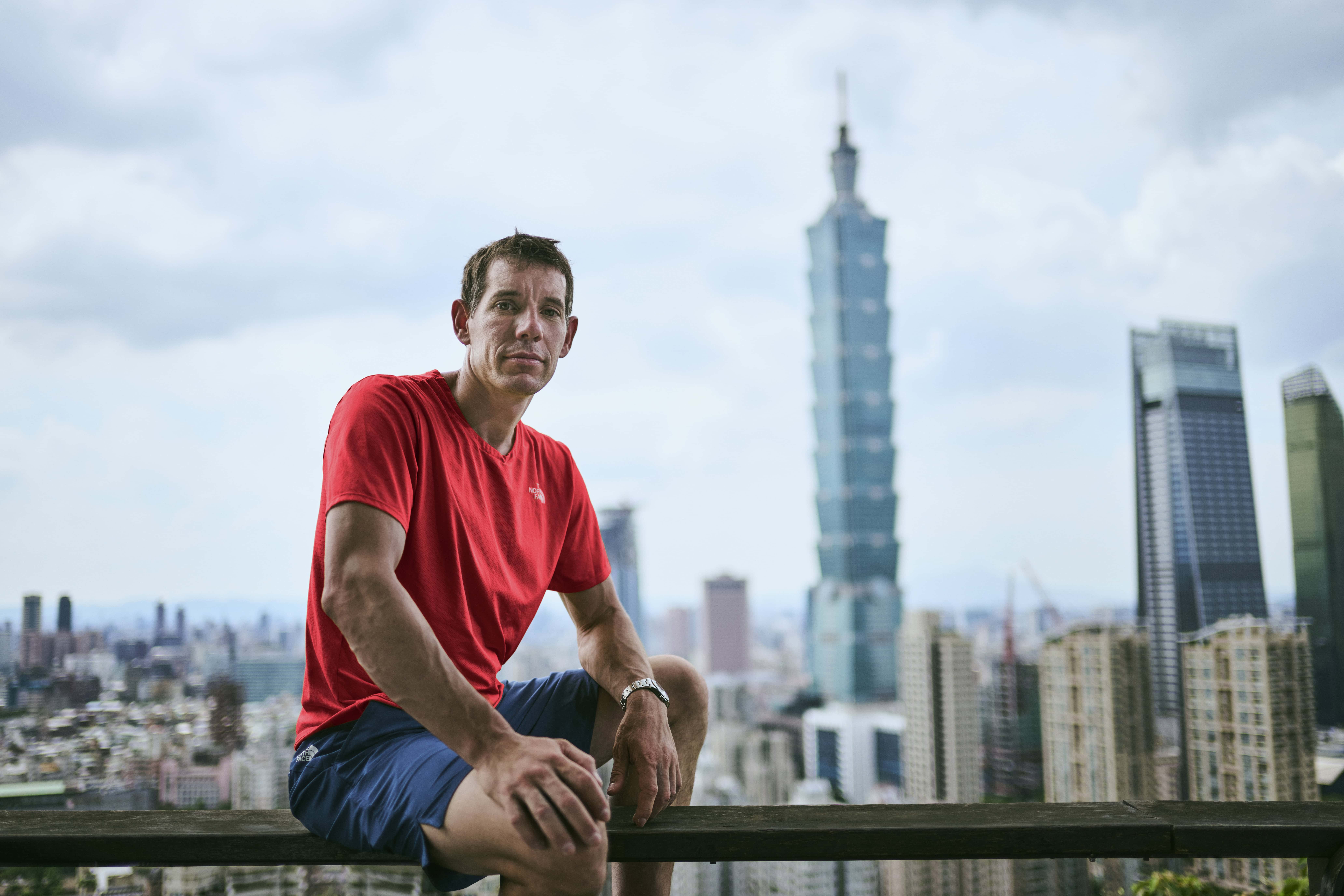 Alex Honnold 於1月25日赤手獨攀台北101(圖:Netflix)