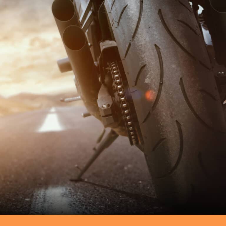 台灣法規未強制規定機車不能立側柱；但停車若妨礙通行，可能被開罰