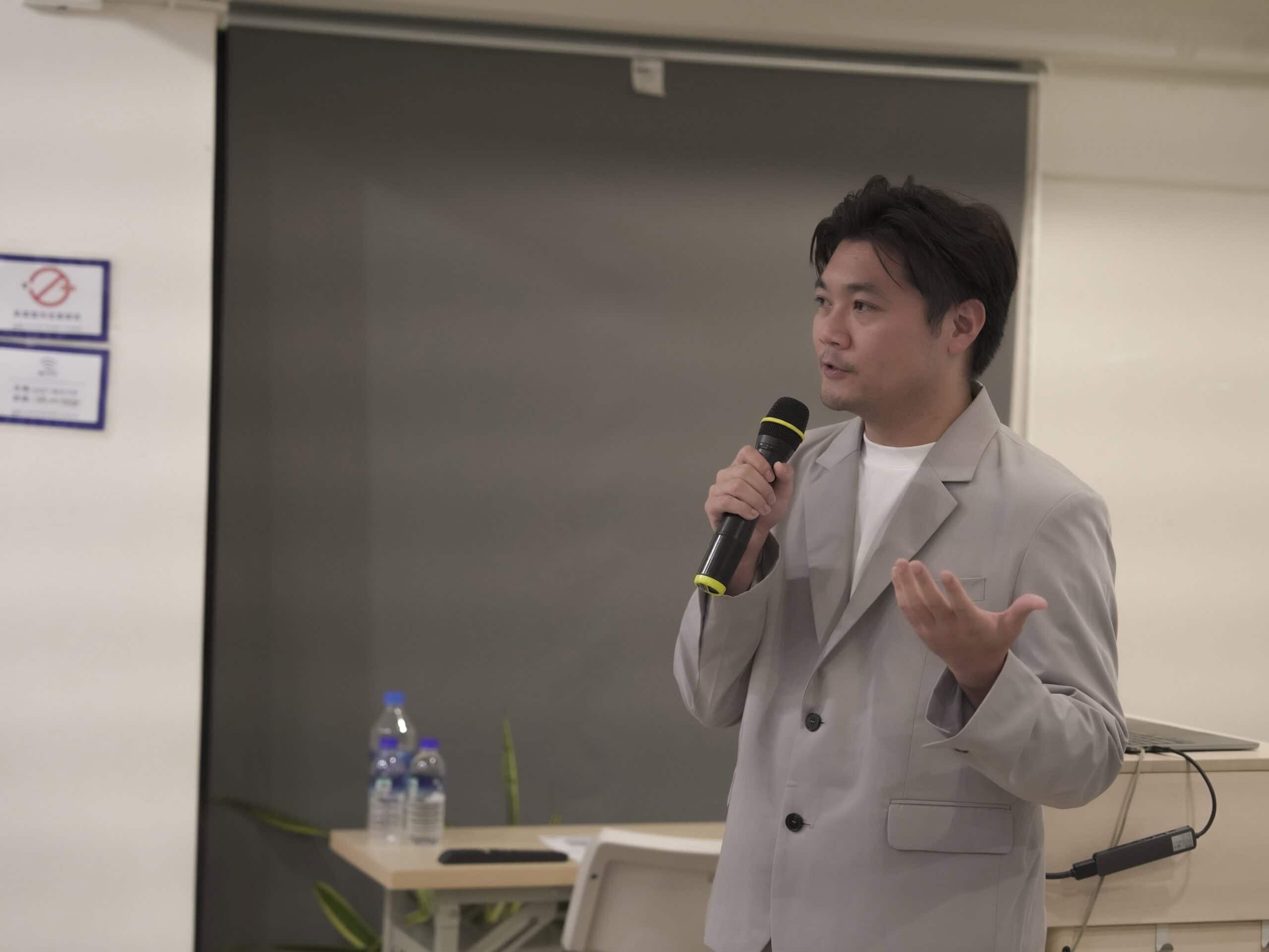 查核中心資深教育專員張育騰透過AI案例，帶領民眾思考何為真假。