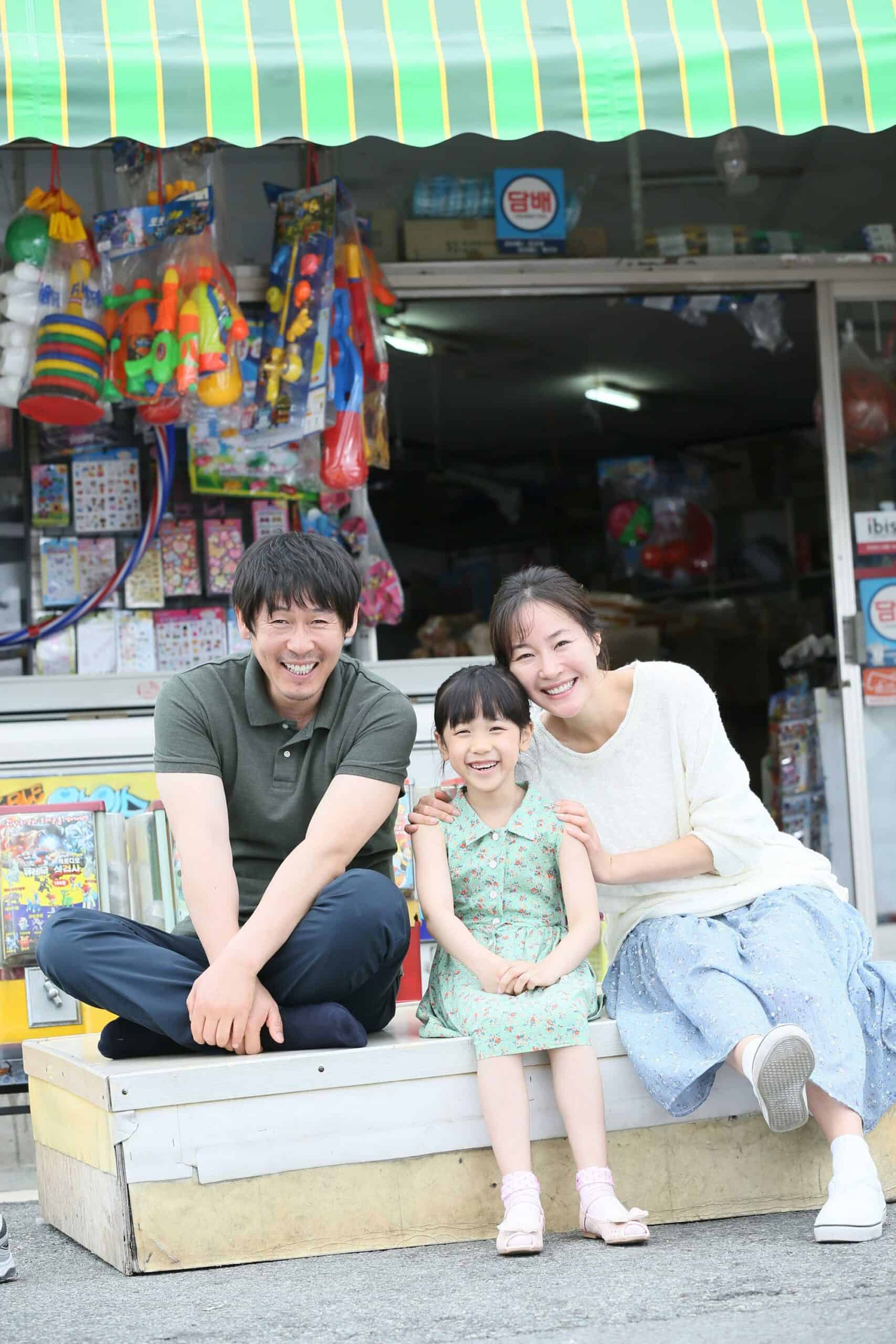 電影《希望：為愛重生》中，韓國演員薛景求（左）、嚴智苑（右）分別飾演素媛的父母。（翻攝SBS NEWS）