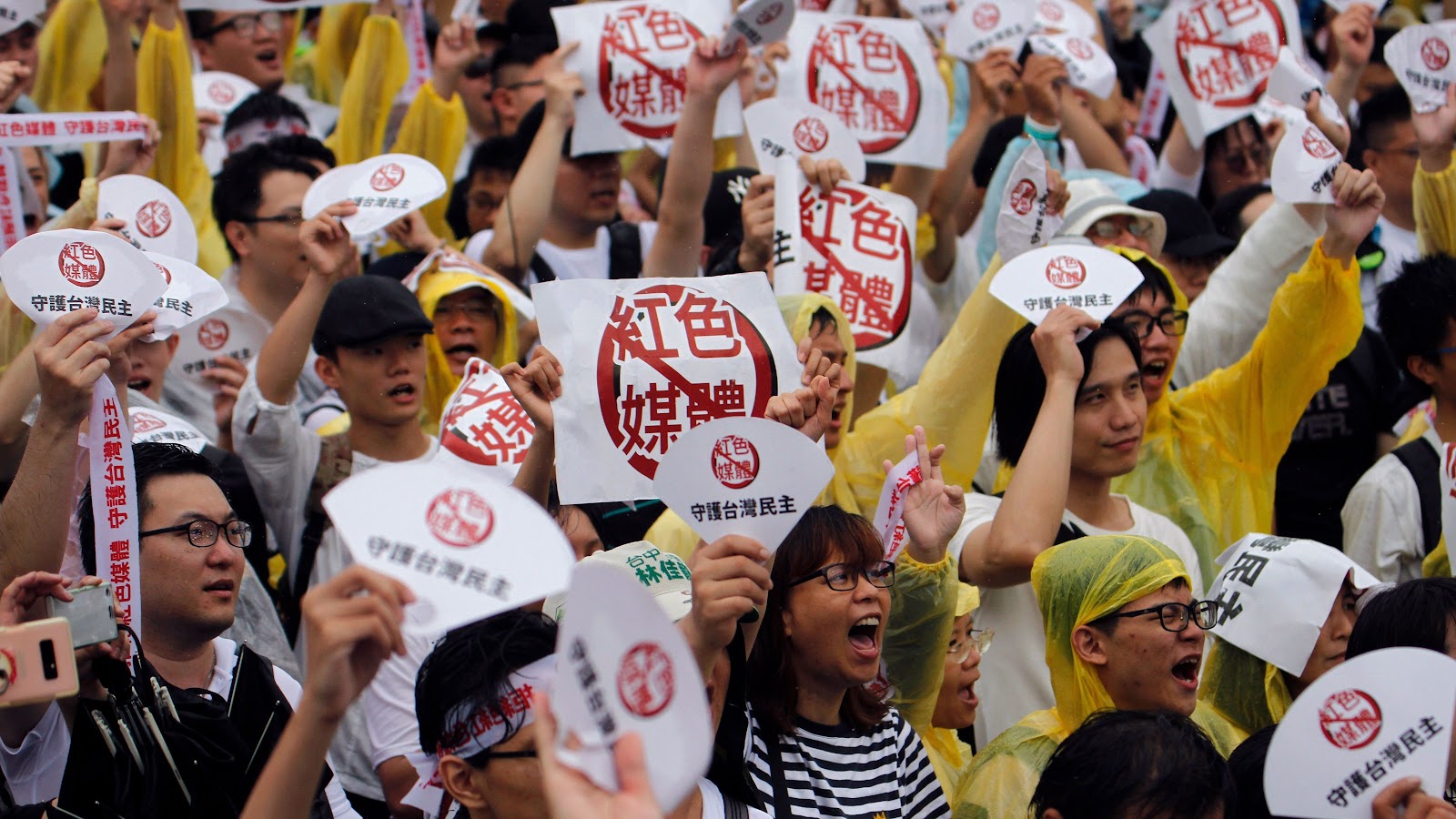 Demonstrators protest against what they call "red media" influence in Taiwan during a rally against pro-China media in front of the president＇s office building in Taipei on June 23.