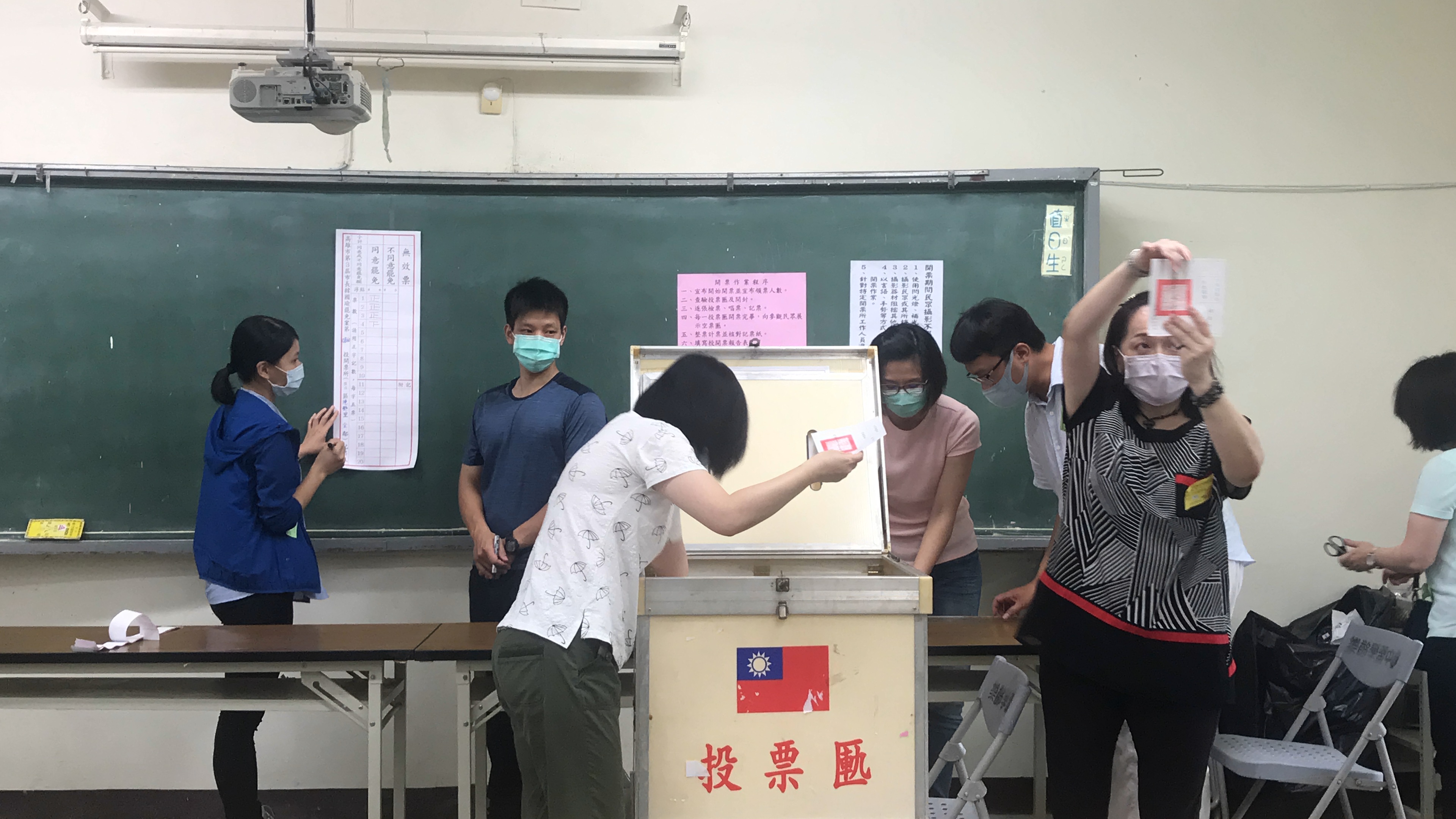 Image accompanying 網傳「台灣選舉還有一種奥步是：李進勇叫印票厰商在2號的蓋章處印上一層薄博的，肉眼難看以出來的爉或是油脂，讓蓋票章上的红墨水乾不了，選票一折，很容易就花掉，變成廢票」？，經查：選舉票並不是由中央選舉委員會統一印製，而是由各縣市選舉委員會依規定式樣印製，印製過程，各地方選委會監察小組委員會全程監印。印刷公司指出，選票採用的